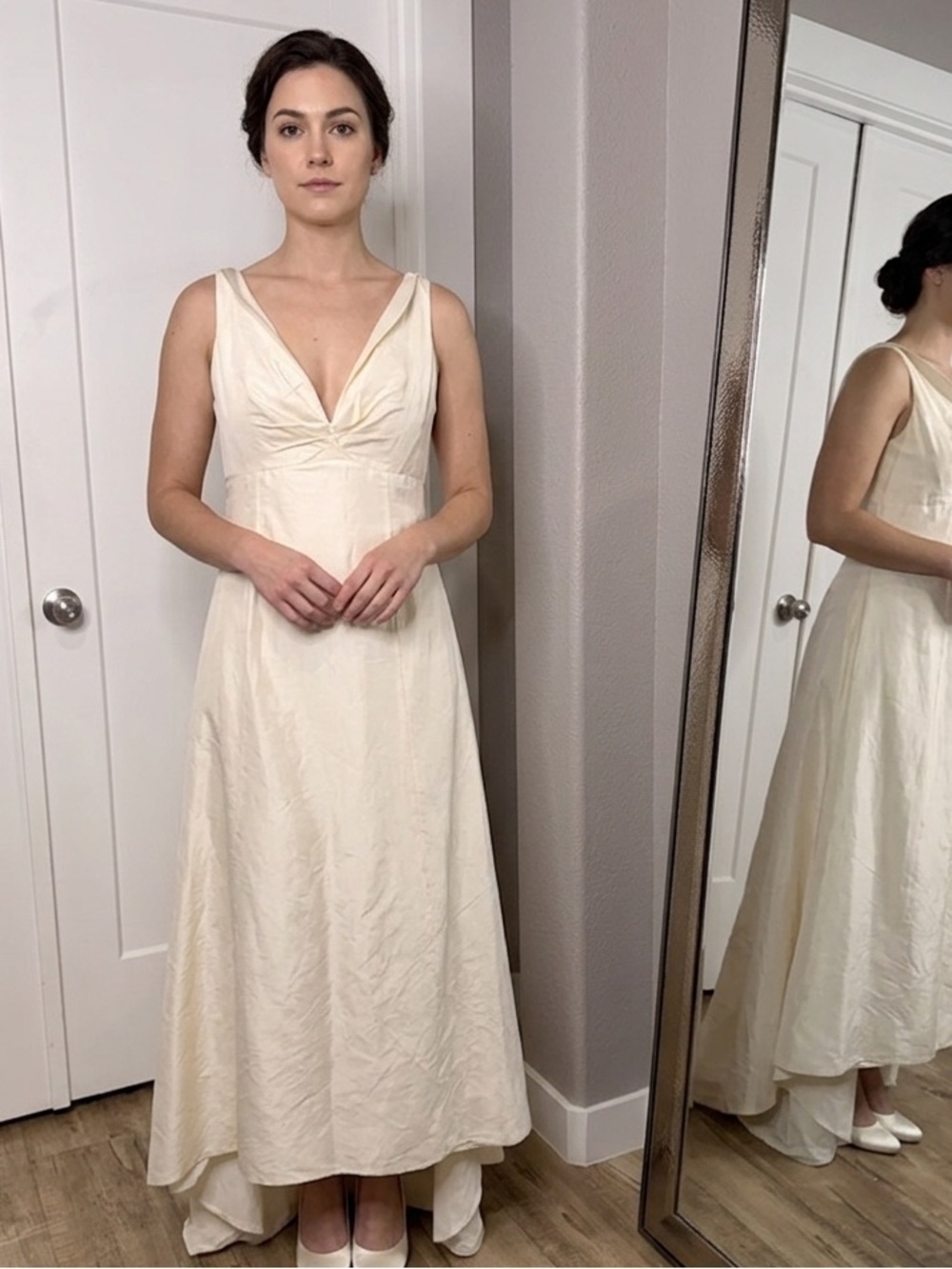 Mimi Maternity Ivory V-Neck Sleeveless Maternity Gown